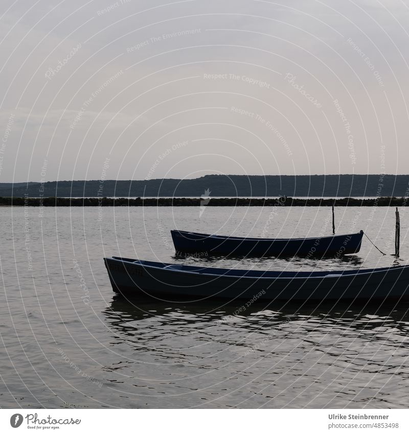 Still ruhende Fischerboote Boot Hafen Wasser Meer Sardinien Holzboote angebunden festgemacht Stille Feierabend Ruhe Abend Abendstimmung maritim Wasserfahrzeug