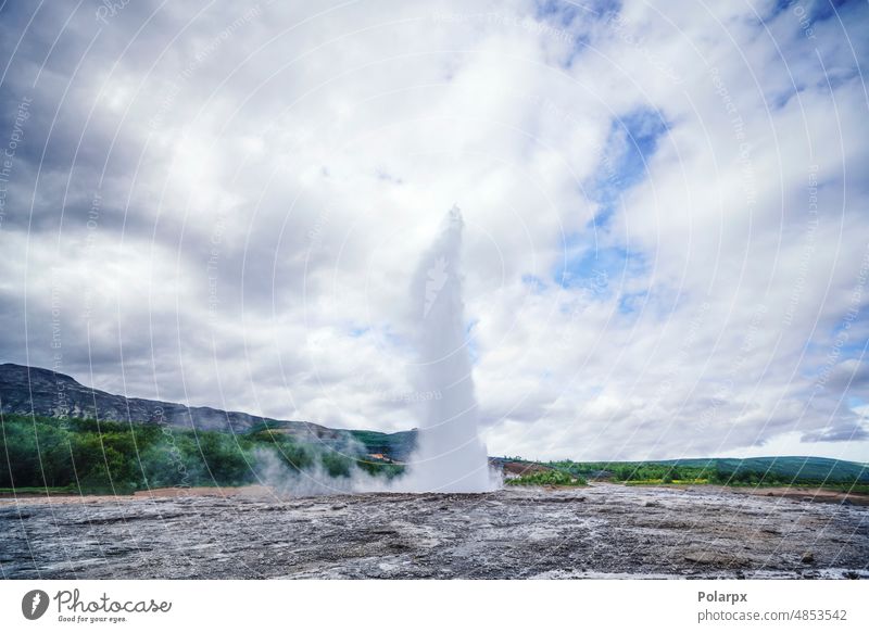 Großer Geysir auf Island, umgeben von Lavafelsen malerisch Anziehungskraft goldener Kreis Heisse Quellen nass kochend Springbrunnen Insel Skandinavien