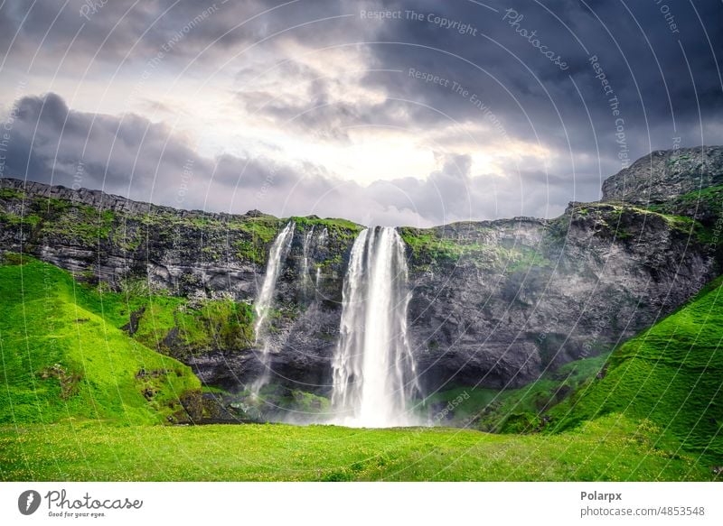 Der wunderschöne Wasserfall Seljalandsfoss in Island isländische Natur Langzeitbelichtung verschwommen Abenteuer Umwelt vulkanisch berühmt Insel