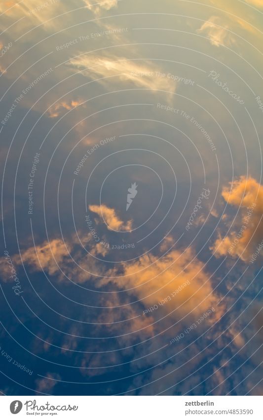 Abendlicher Himmel abend altocumulus dämmerung farbspektrum feierabend froschperspektive himmel hintergrund klima klimawandel menschenleer meteorologie romantik