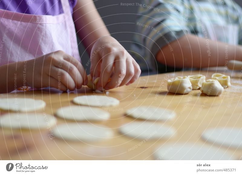 Pelmeni Lebensmittel Fleisch Teigwaren Backwaren pelmeni Tortellini Ernährung Mittagessen Abendessen Kind Hand lecker Häusliches Leben Kindererziehung