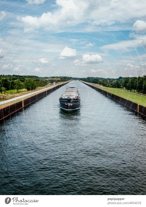 Schiff auf dem Dortmund-Ems-Kanal Schifffahrt Schiffsrumpf Wasserfahrzeug Außenaufnahme Stahl schiffahrt schifffahrtskanal Schiffsdeck Bootsfahrt transport