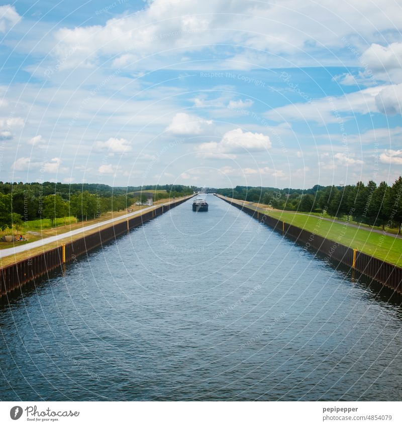 Schiff auf dem Dortmund-Ems-Kanal Schifffahrt Schiffsrumpf Wasserfahrzeug Außenaufnahme Stahl schiffahrt schifffahrtskanal Schiffsdeck Bootsfahrt transport