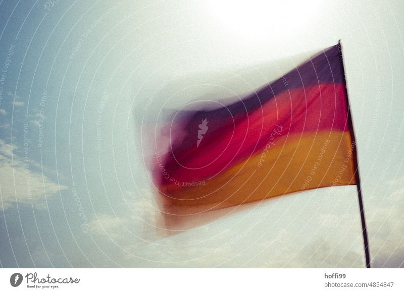 Deutschlandfahne im Wind schwarz-rot-gold Deutsche Flagge Schlag Fahne düster Nationalflagge schwarz rot gold Fahnenmast flattern Unschärfe Patriotismus