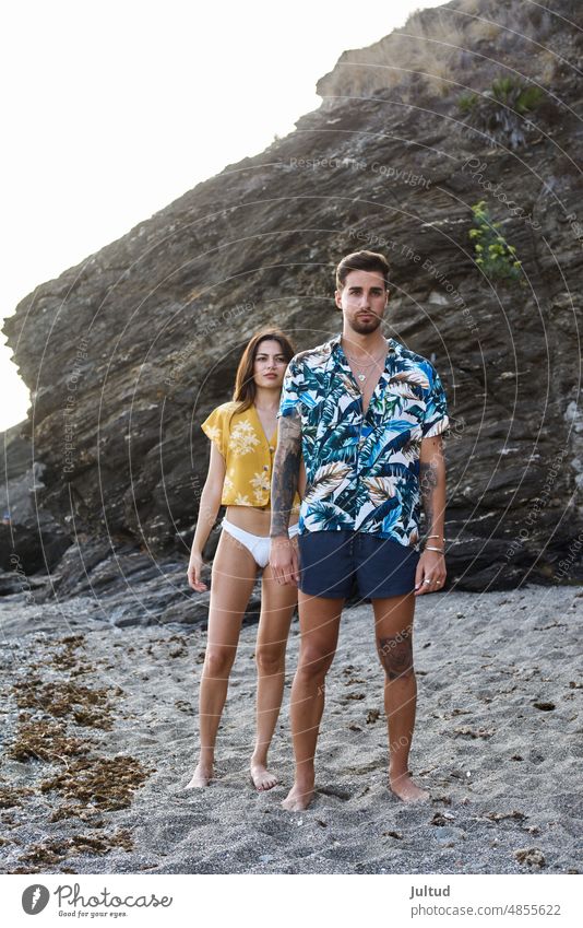 Junge Braut und Bräutigam haben Spaß am Strand bei Sonnenuntergang jung Frau Mann Erwachsene Hochzeit zwei Zusammensein romantisch Romantik Erholung