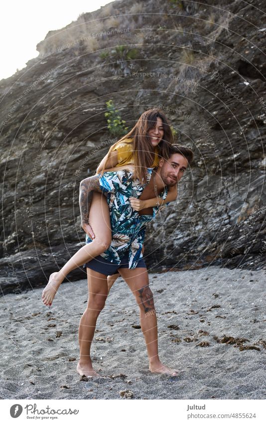 Junge Braut und Bräutigam haben Spaß am Strand bei Sonnenuntergang jung Frau Mann Erwachsene Hochzeit zwei Zusammensein romantisch Romantik Erholung