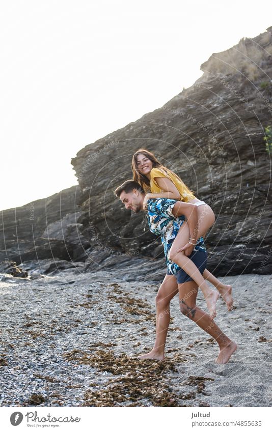 Junge Braut und Bräutigam haben Spaß am Strand bei Sonnenuntergang jung Frau Mann Erwachsene Hochzeit zwei Zusammensein romantisch Romantik Erholung