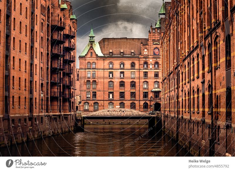 Hamburg Speicherstadt Lagerhausbezirk speicherstadt Speicherhaus Hambuger Alte Speicherstadt Wasser Sehenswürdigkeit Brücke Gebäude Fassade Bauwerk Backstein