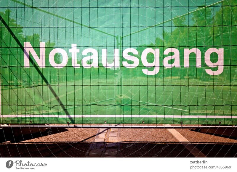 Notausgang aussage botschaft buchstabe farbe gebot letter message nachricht notausgang schild schrift stadt stellwand szene urban verbot zaun absperrung sperre