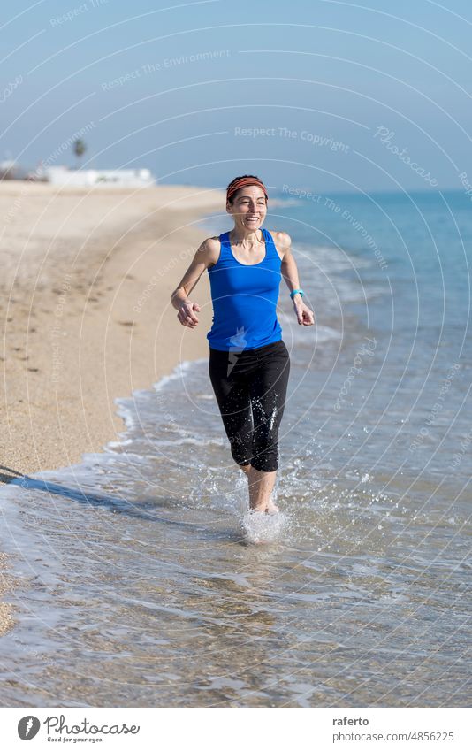 Frontansicht von Frauen beim Joggen am Strand in der Nähe des Wassers Person Fitness Läufer Sport Pferdeschwanz Übung Jogger Sommer Mädchen Gesundheit im Freien