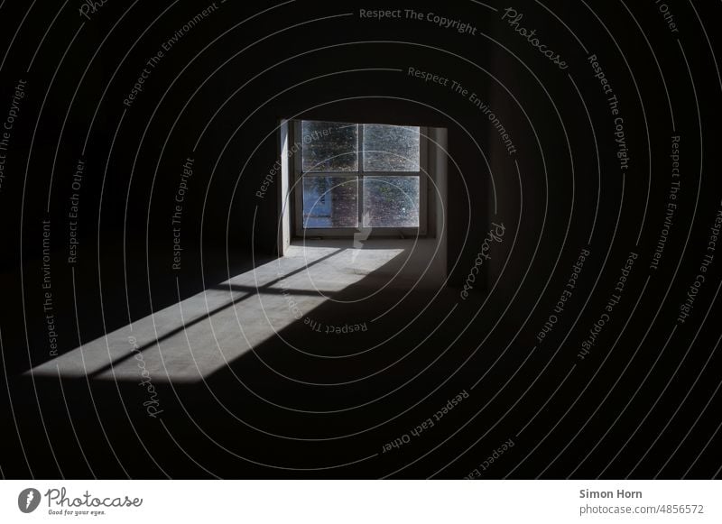 Fenster bei tiefstehender Sonne Lichteinfall Dunkelheit Dämmerung Höhlengleichnis Kreuz Lichtkegel Schatten Schattenspiel Sonnenlicht Kontrast