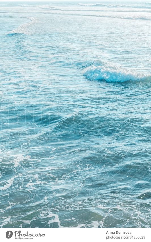 Strand am Atlantik bei Aveiro, Portugal atlantisch Meer Praia da Barra Costa Nova Wasser winken Oberfläche tief blau Natur Hintergrund platschen MEER Europa