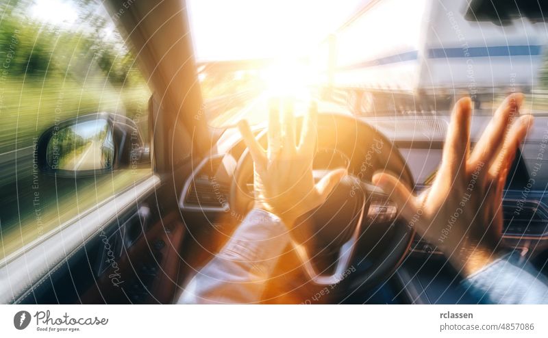 Autounfall auf einer Autobahn - POV - erste Person Ansicht Schuss aus dem Auto Interieur Unfall Absturz PKW Hand Verletzung Geschwindigkeit lenken reisen Rad