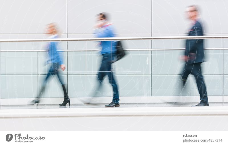 Messebesucher, die durch einen sauberen, futuristischen Korridor gehen Menge Handel Fairness zeigen Ausstellung Kongress Ausfahrt Seminar Besucher Köln reisen