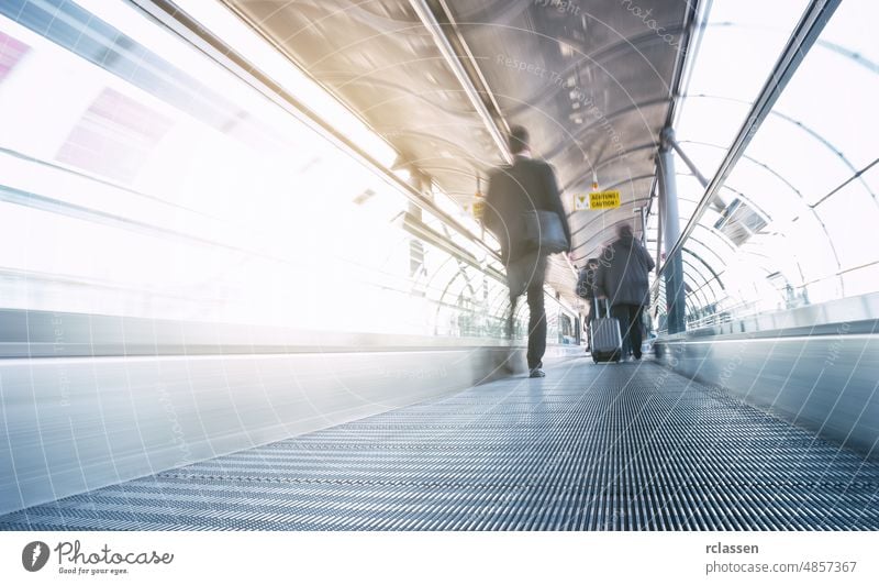 Messeskywalk mit verschwommenen Menschen Architektur Besucher sich[Akk] bewegen Business Gang Frankfurt am Main Fairness Handel Menschengruppe Köln München