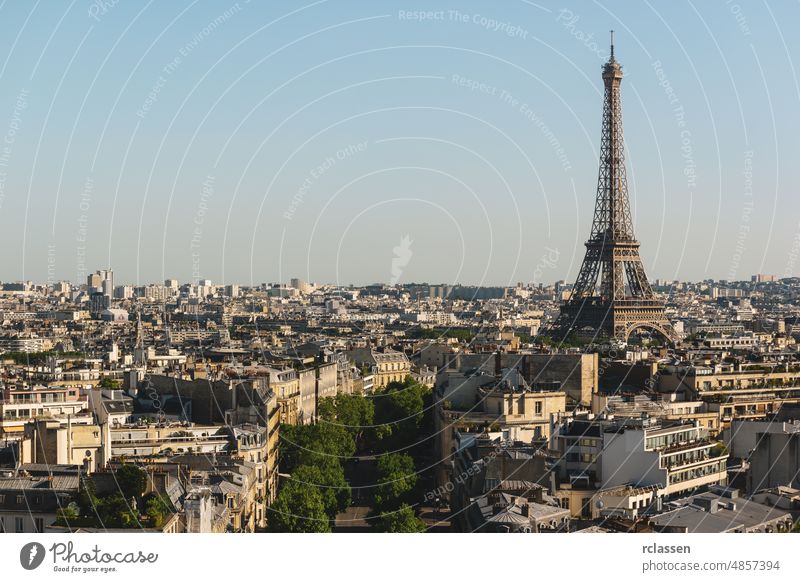 Blick auf den Eiffelturm bei Sonnenuntergang, Paris, Frankreich Turm Wahrzeichen Pont Alexandre iii Skyline Europa Sommer Seine Ansicht reisen romantisch Boot