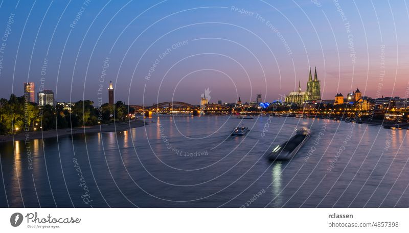 Kölner Stadtsilhouette und Kölner Dom bei Nacht Großstadt Altstadt Kathedrale Rhein Hohenzollern Deutschland dom Fluss Karneval Architektur Gebäude Kirche