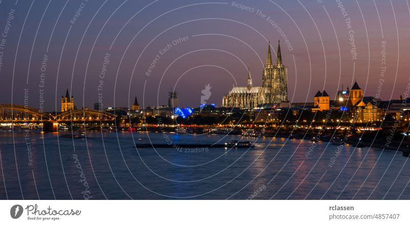 Luftaufnahme von Köln bei Nacht Großstadt Kölner Dom Altstadt Kathedrale Rhein Hohenzollern Deutschland dom Fluss Karneval Architektur Gebäude Kirche Brücke