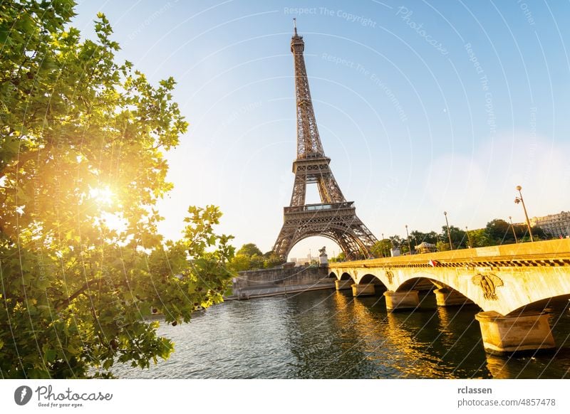 Seine in Paris mit Eiffelturm bei Sonnenaufgang Turm Wahrzeichen Frankreich Skyline Europa Sommer Ansicht reisen romantisch Großstadt Fluss Sonnenuntergang