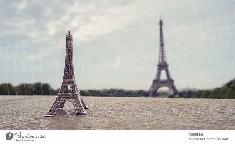 nach paris reisen Eiffel Turm Skyline Paris Ansicht romantisch Großstadt Szene Wahrzeichen Baum Tourismus Gebäude Europäer Europa Urlaub Konstruktion Himmel