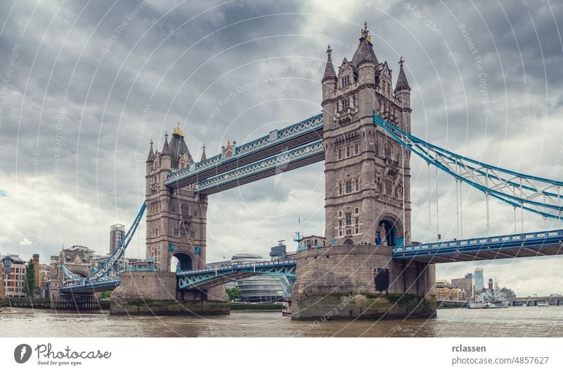 Berühmte Tower Bridge mit dramatisch bewölktem Himmel in London, England Brücke Turm Großbritannien Themse Gebäude Großstadt Zugbrücke Kapital