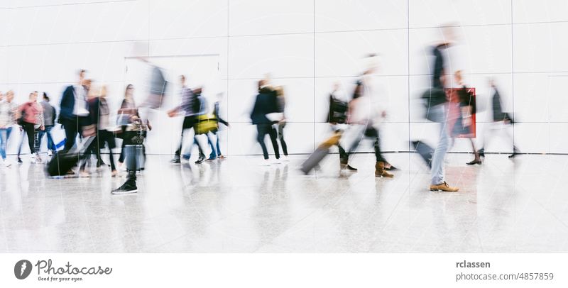 große Menge anonymer, verschwommener Menschen, die in einer modernen Halle gehen Handel Fairness zeigen Ausstellung Kongress Ausfahrt Seminar Besucher Köln