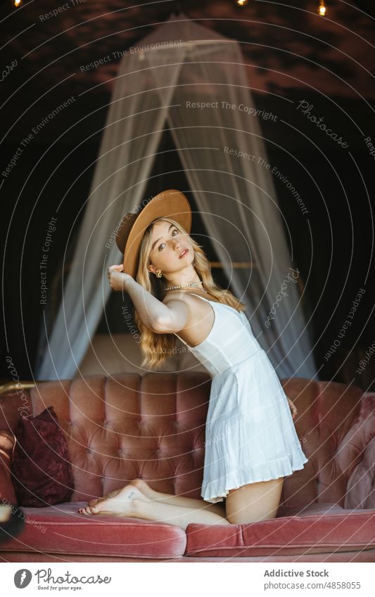 Frau auf Veranda mit Früchten patio Terrasse Stil Vorschein feminin ruhen Hinterhof Frucht Liege Hippie Hipster Sommer frisch Tisch Gebäude charmant räkeln Hut