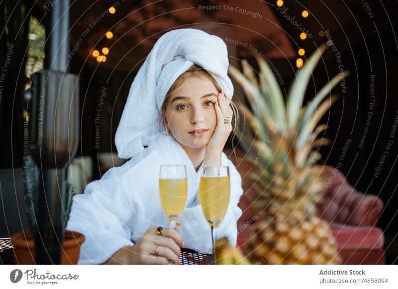 Frau in Handtüchern trinkt Cocktail auf Terrasse Handtuch Morgen patio Hobby Freizeit Saft Getränk trinken feminin Sommer Glas Tisch Stil Sommerzeit