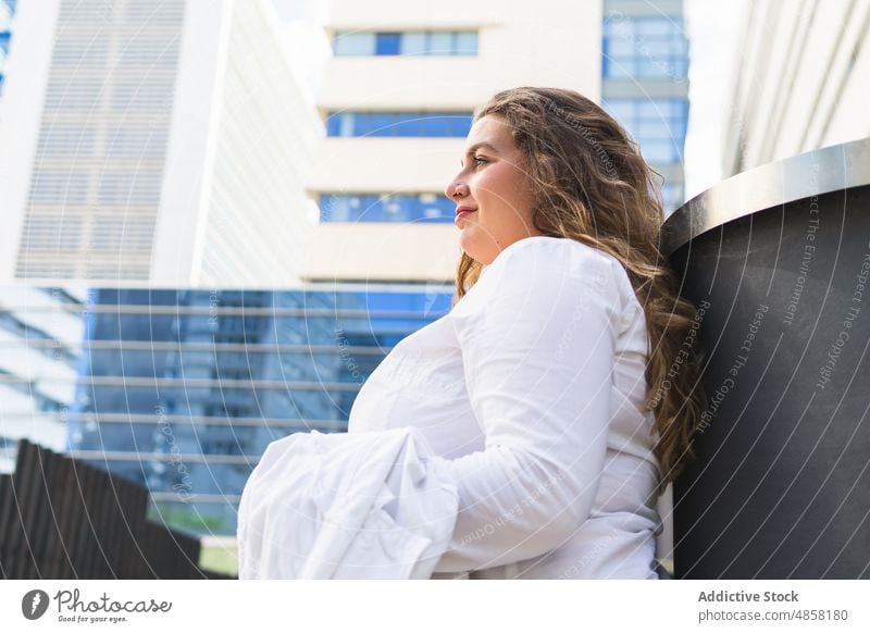 Frau steht in der Nähe eines modernen Gebäudes Straße Großstadt Vorschein Stil urban feminin Mode Outfit Haus froh Wand Stadt Sommer Dame charmant traumhaft