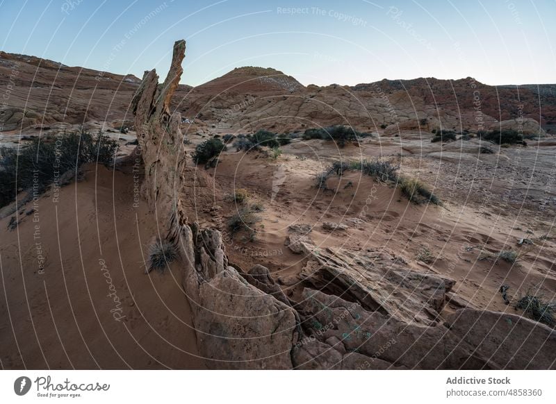 Aussicht auf den Berg von unten Zinnoberrot Schlucht Klippen Landschaft reisen Arizona wüst USA im Freien Natur Denkmal trocken farbenfroh Wildnis Stein braun