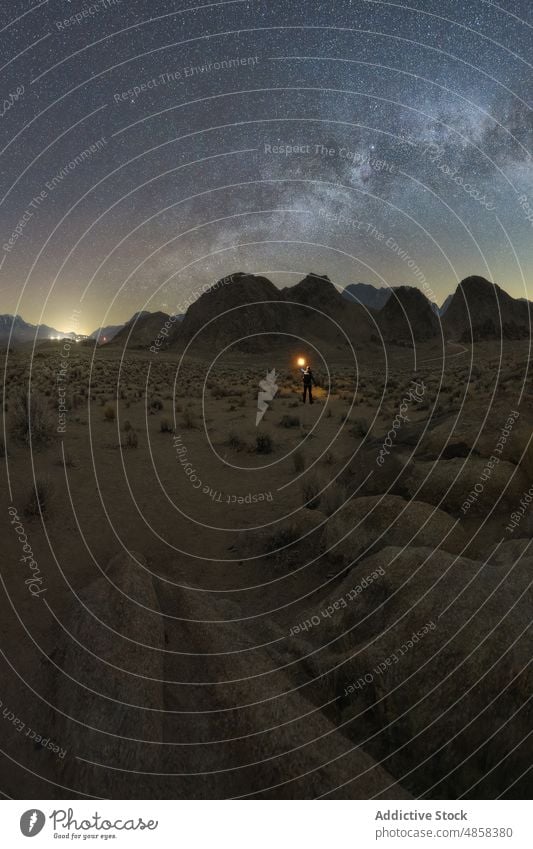 Anonymer Reisender auf einem Stein auf einem Berg mit Milchstraße am Himmel stehend Alabama Hills Schlucht Klippen Milchstrasse Landschaft reisen Nacht wüst USA