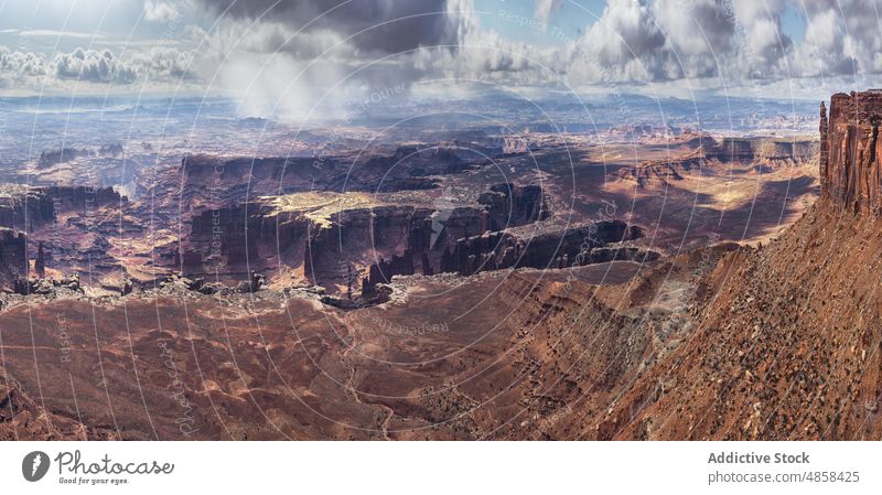 Aussicht auf den Berg von oben Canyonlands Schlucht Klippen Utah Nationalpark Landschaft reisen wüst USA im Freien Natur Antenne trocken Himmel Wildnis Stein