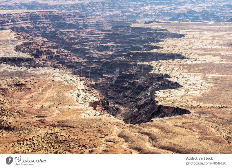 Aussicht auf den Berg von oben Canyonlands Schlucht Klippen Utah Nationalpark Landschaft reisen wüst USA im Freien Natur Denkmal Antenne trocken Wildnis Stein