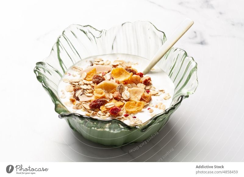 Schale mit Joghurt und Frühstücksflocken Schalen & Schüsseln Frucht Lebensmittel Müsli Löffel Morgen Gesundheit Lifestyle Tisch Diät organisch Ernährung Sehne