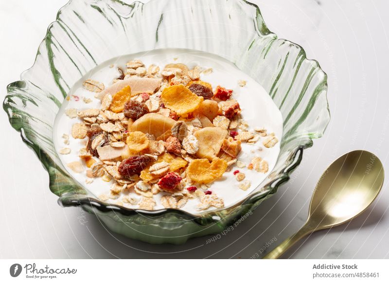 Schale mit Joghurt und Frühstücksflocken Schalen & Schüsseln Frucht Lebensmittel Müsli Löffel Morgen Gesundheit Lifestyle Tisch Diät organisch Ernährung Sehne