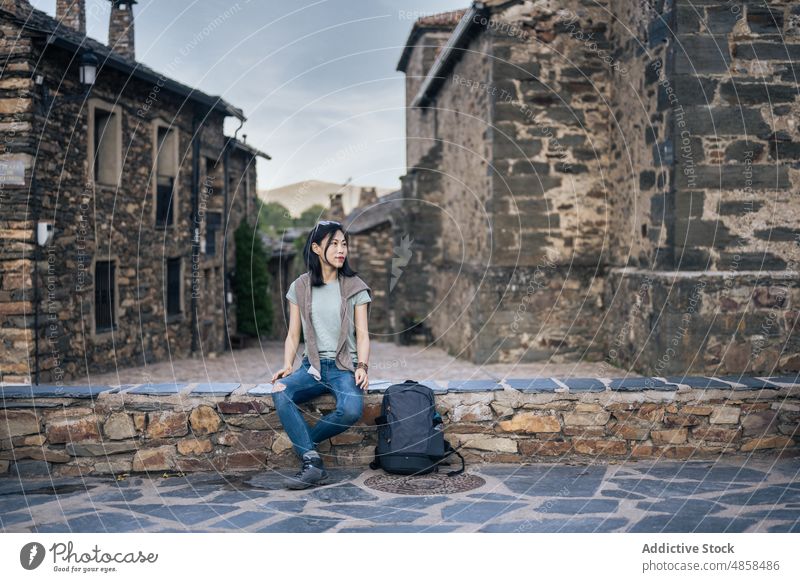 Asiatische Touristin in der Nähe alter Gebäude in der Stadt Frau reisen Großstadt Abenteuer Tourismus Reise Straße Entdecker valverde de los arroyos