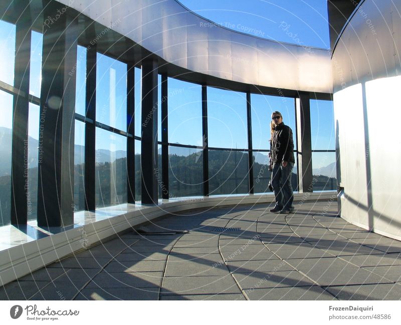 Backside on top of Bergisel Licht durchfluten glänzend Innsbruck Bundesland Tirol modern Glas Metall Himmel offen durchflutet reflektion Sonne Berge u. Gebirge