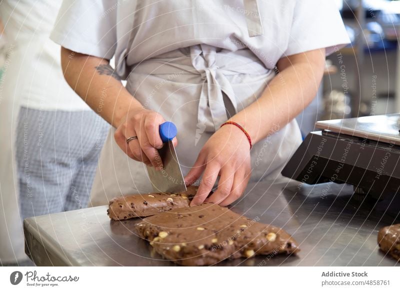 Unkenntlich gemachte Ballenpresse beim Schneiden von Keksteig Frau Bäckerei geschnitten roh süß Dessert Teigwaren lernen Rezept Gerät kulinarisch Schaber Gebäck