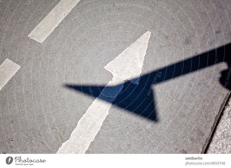 Pfeil und Schatten abbiegen asphalt auto ecke fahrbahnmarkierung fahren fahrradweg ferien fortbewegung gerade hauptstraße hinweis kante kurve linie links navi