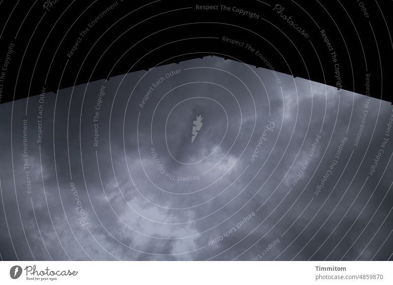 Düsterer Himmel aus geschützter Lage betrachtet Wolken dunkel düster Dach menschenleer wetter dämmerung bedrohlich Wetter schlechtes Wetter Wolkenhimmel