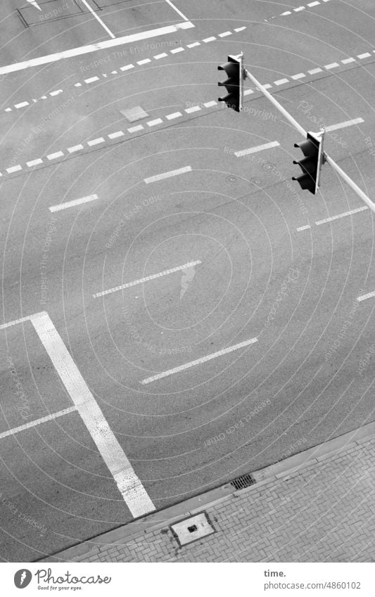 Geometrie des Urbanen Straße Verkehr Ampel Ampelanlage Asphalt Linien Fahrspur Gully Gehweg Vogelperspektive Verkehrswege Straßenverkehr Fahrbahnmarkierung