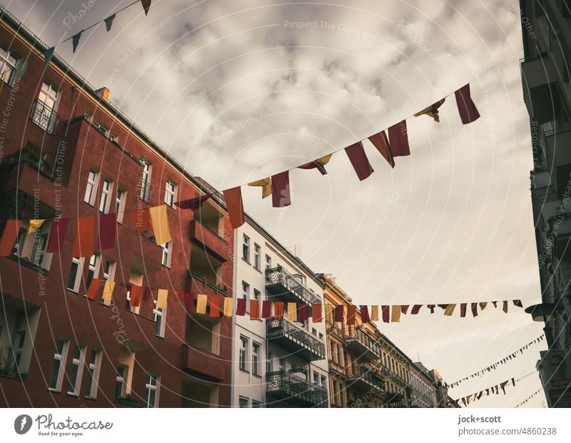 verbunden mit bunten Fähnchen Dekoration & Verzierung Straßenkunst Fahne hoch Solidarität Lebensfreude Kreativität Häuserzeile Nachbarschaft oben Leichtigkeit