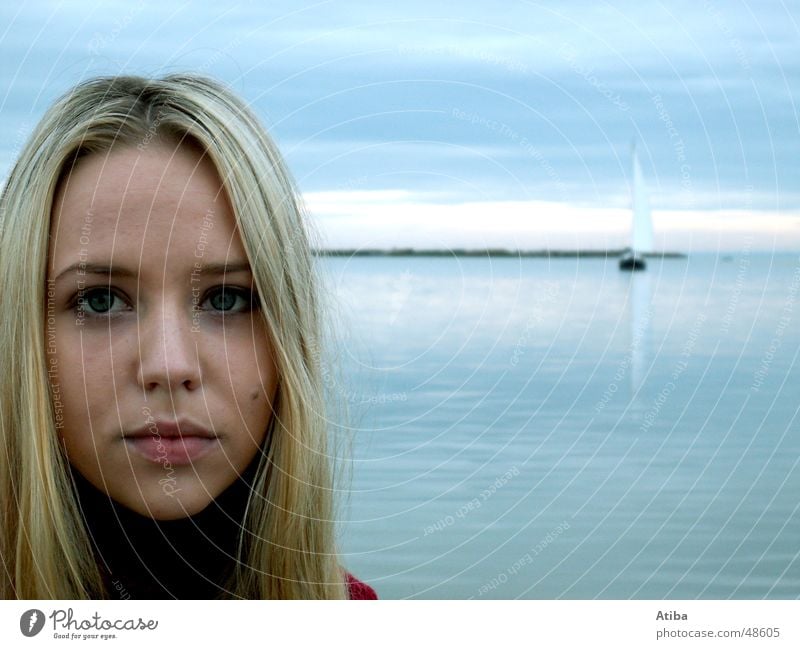 Am See ... #2 Frau blond süß geheimnisvoll Pullover Rollkragenpullover rot Herbst kalt Österreich schön Wasser Himmel blau neusiedlersee