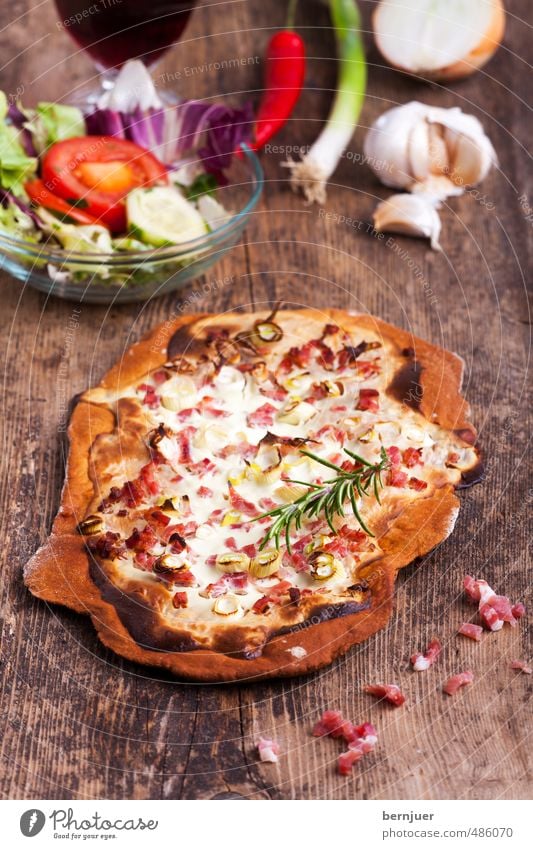 Franzmannpizza Lebensmittel Gemüse Salat Salatbeilage Teigwaren Backwaren Wein Schalen & Schüsseln Billig gut Flammkuchen Elsass Französisch Holzbrett Speck