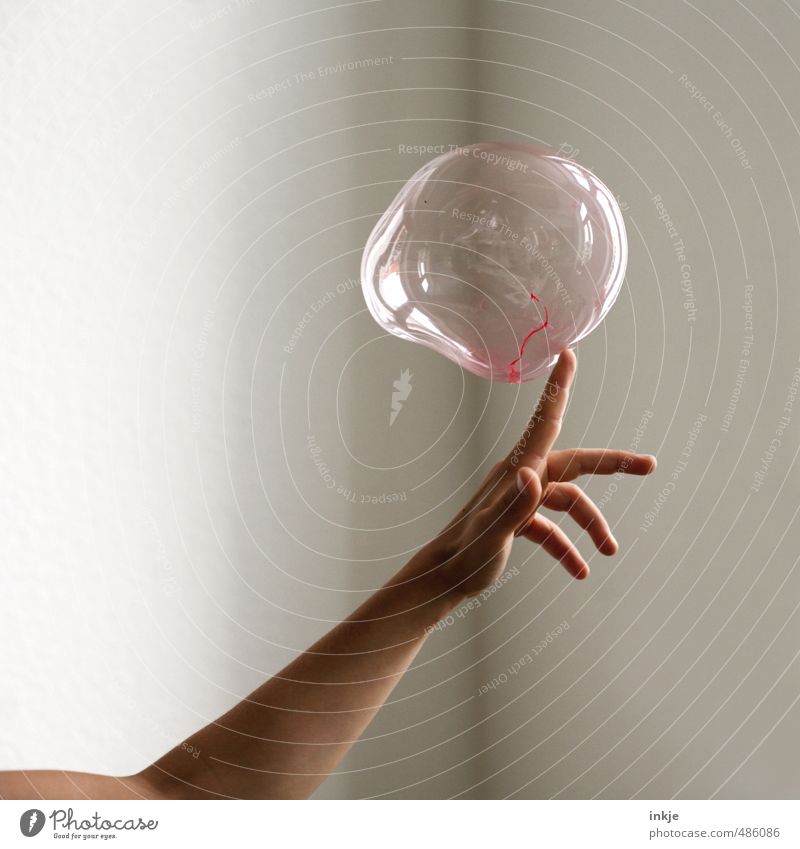 bubble 3 Freude Freizeit & Hobby Spielen Kinderspiel Kindheit Jugendliche Leben Hand 1 Mensch Luftballon Kugel Blase berühren glänzend groß oben rund Gefühle