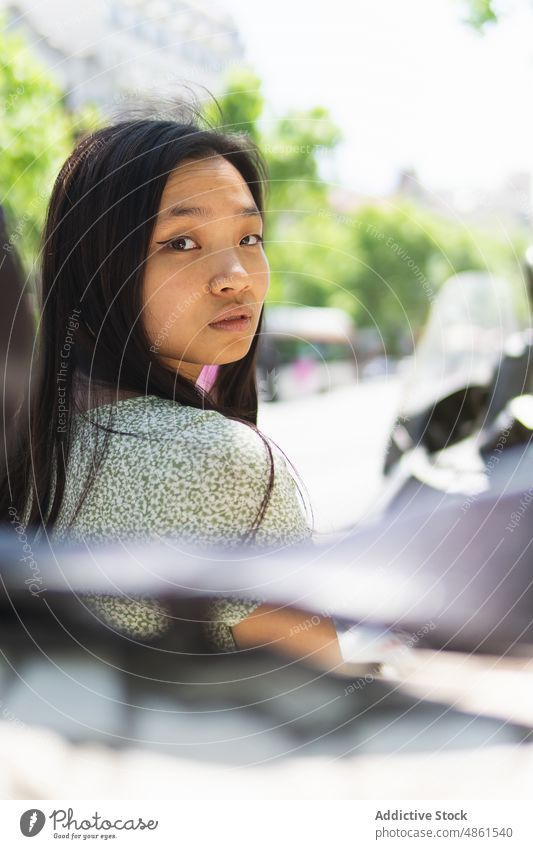 Asiatische Frau sitzt auf einer Bank in der Stadt Straße Sommer charmant Vorschein Großstadt sonnig Windstille Schwarzes Haar Stil feminin trendy asiatisch