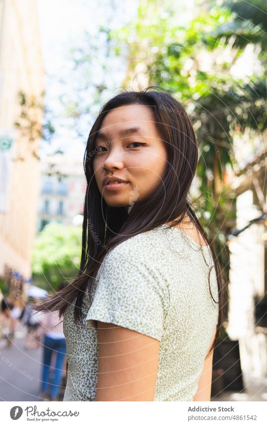 Asiatische Frau auf der Straße in der Stadt Sommer Porträt Großstadt feminin Stil charmant asiatisch ethnisch Dame Vorschein Gelassenheit Teint Schwarzes Haar