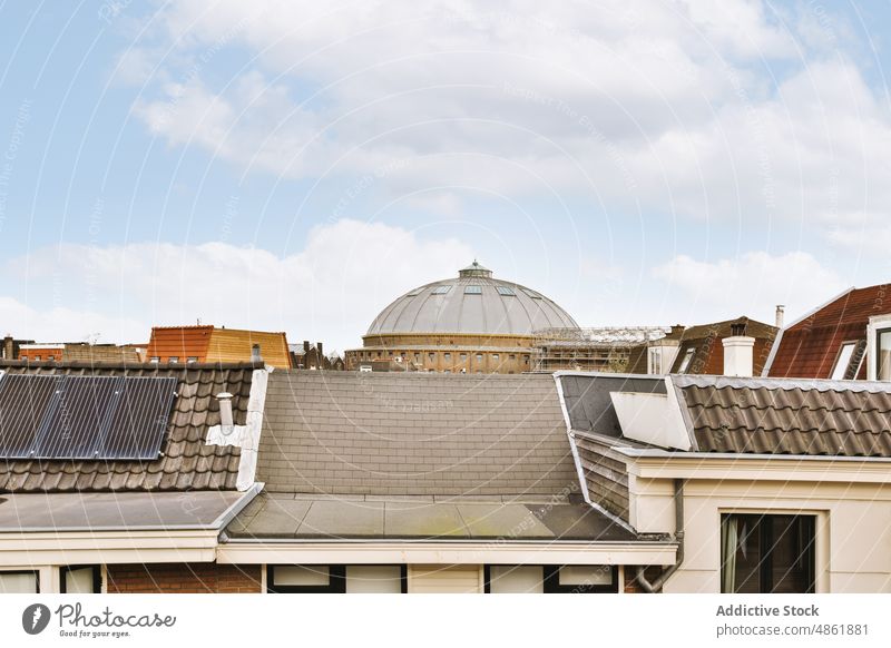 Dächer typischer Wohngebäude im Stadtviertel Gebäude Dach Architektur Fassade wohnbedingt Revier Viertel Dom Großstadt Außenseite Fliesen u. Kacheln Mansarde