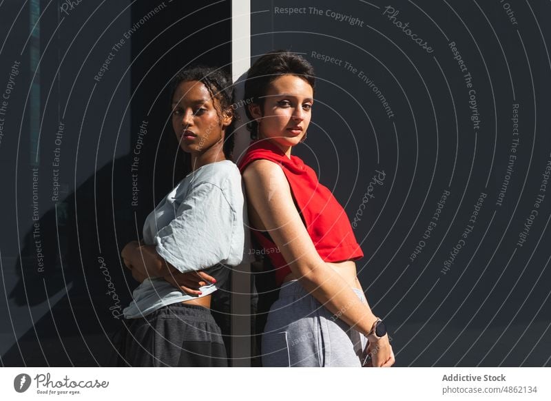 Selbstbewusste, vielfältige Frauen an der Wand Gebäude Stil Streetstyle Mode freie Zeit Straße Großstadt selbstbewusst Sommer Zusammensein Freundin