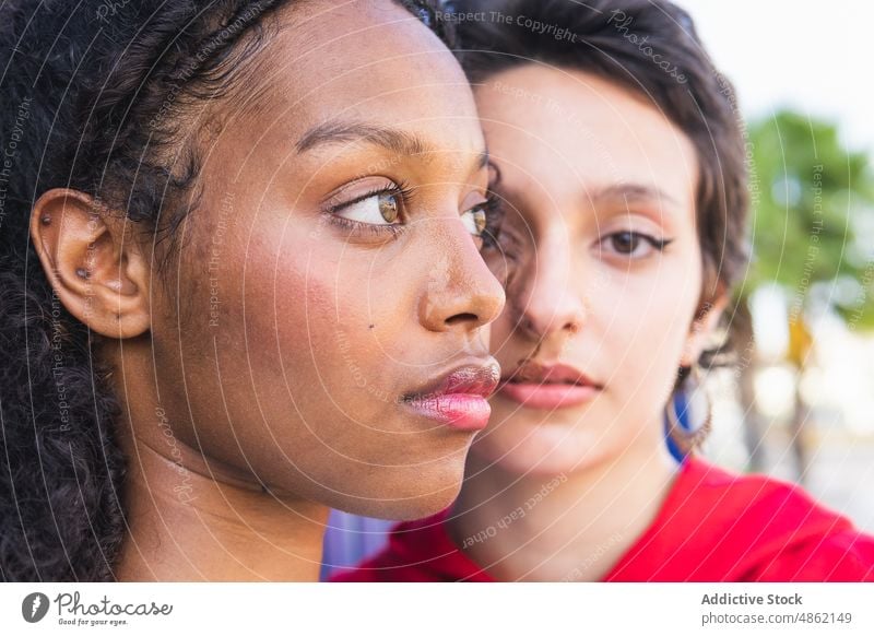 Verschiedene Frauen stehen auf der Straße Freund lässig Bonden sportlich Großstadt Stil Vorschein Zusammensein Freundin Freundschaft ernst selbstbewusst